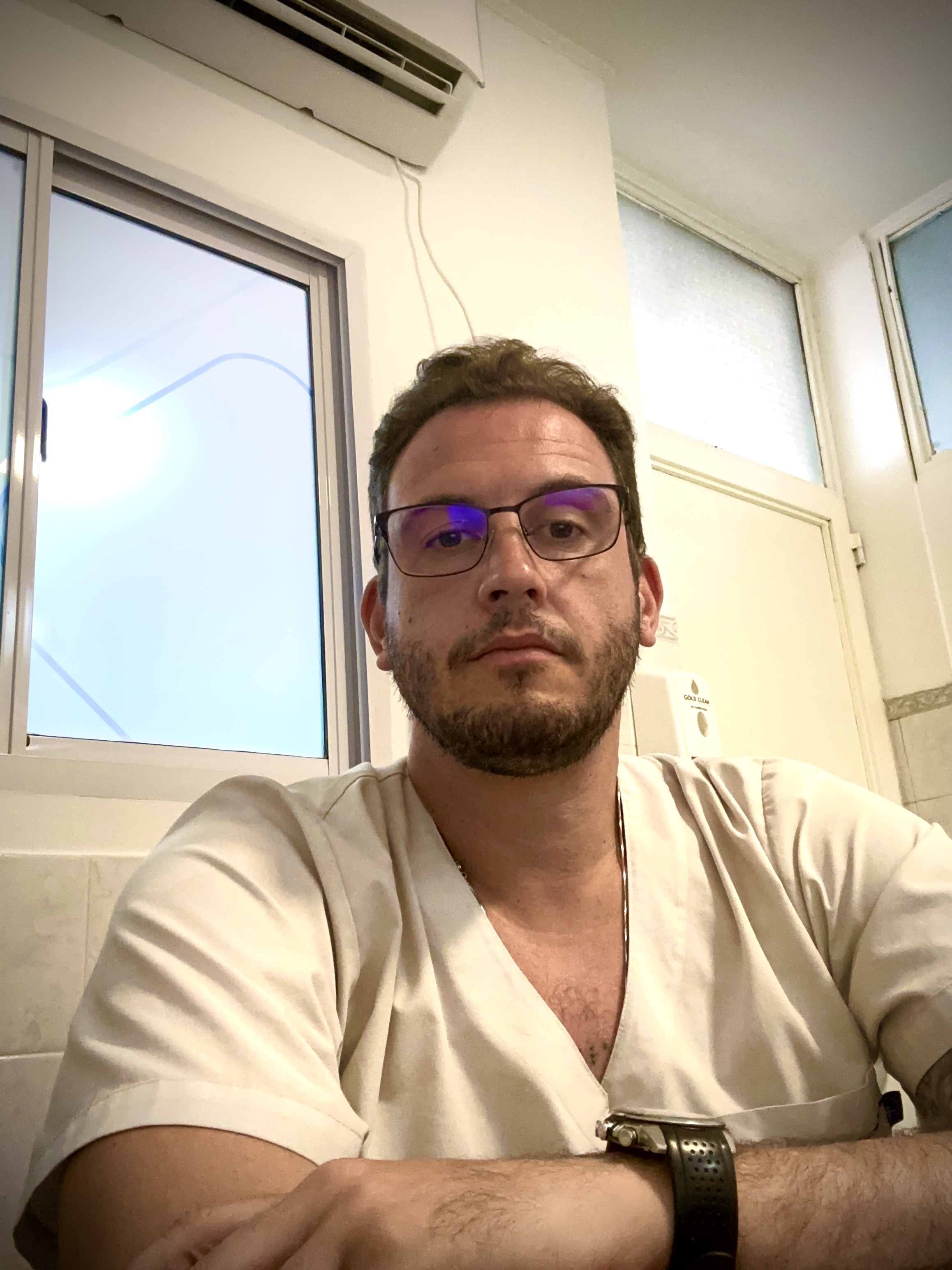 Fotografía profesional del Dr. Mauricio Villamandos, psiquiatra especialista en salud mental